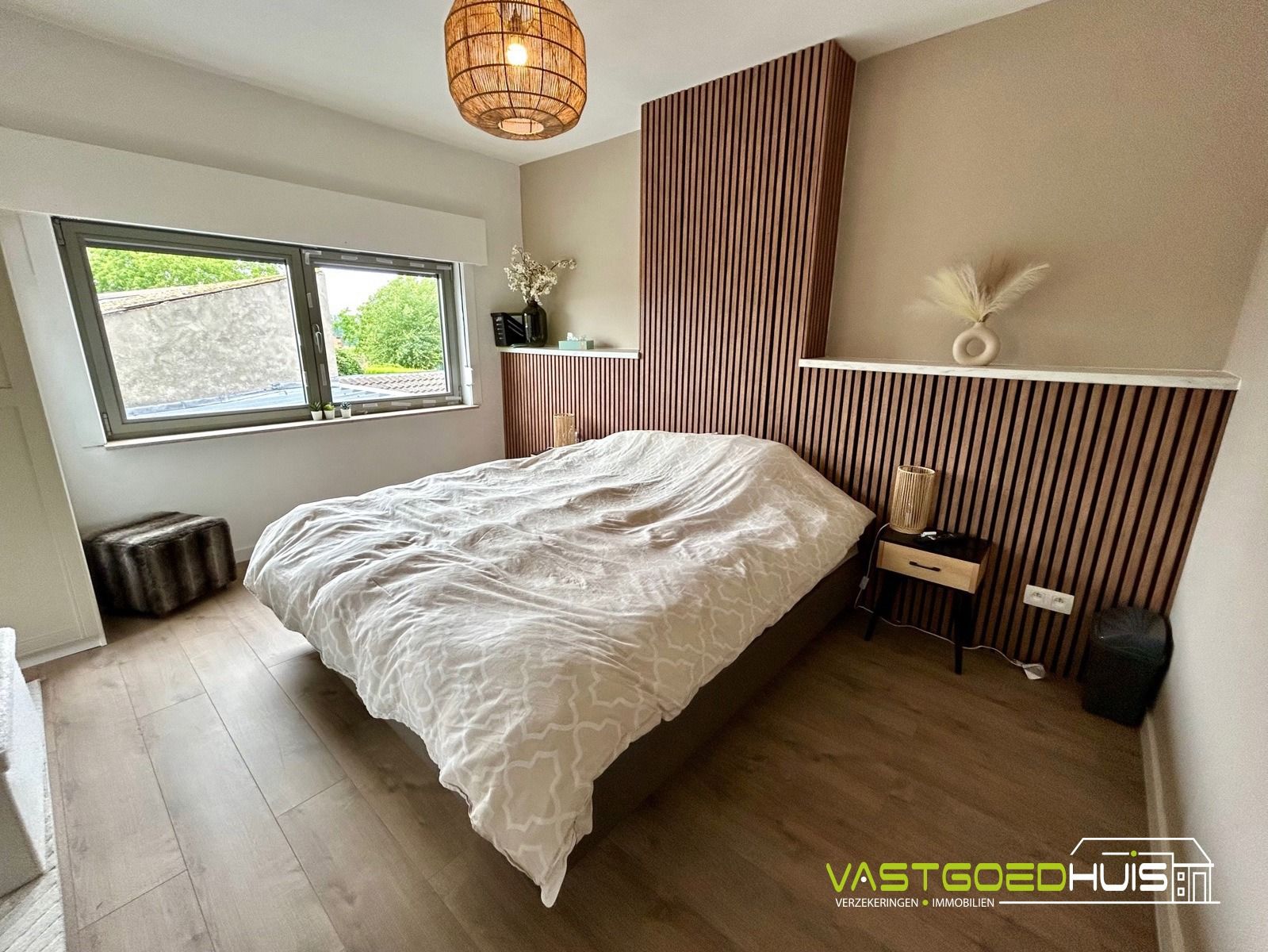 Hedendaagse gezinswoning met tuin en loods foto 16