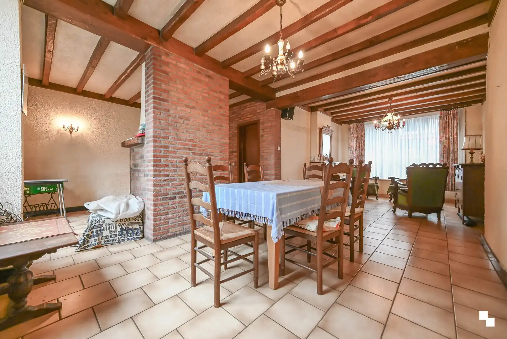 Zéér ruime ééngezinswoning met drie slaapkamers en bijgebouwen te Izegem foto 3