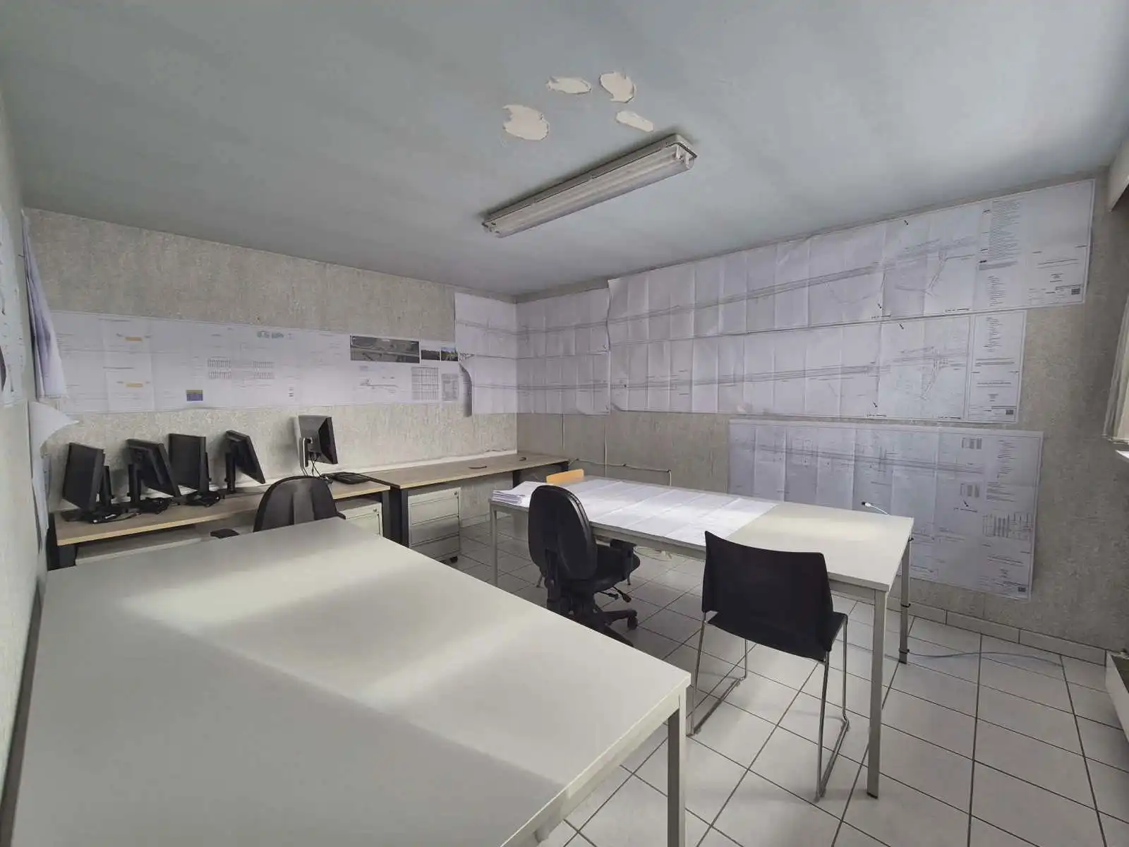Kantoorgebouw met meerdere bureaus en extra opslagruimte foto 10
