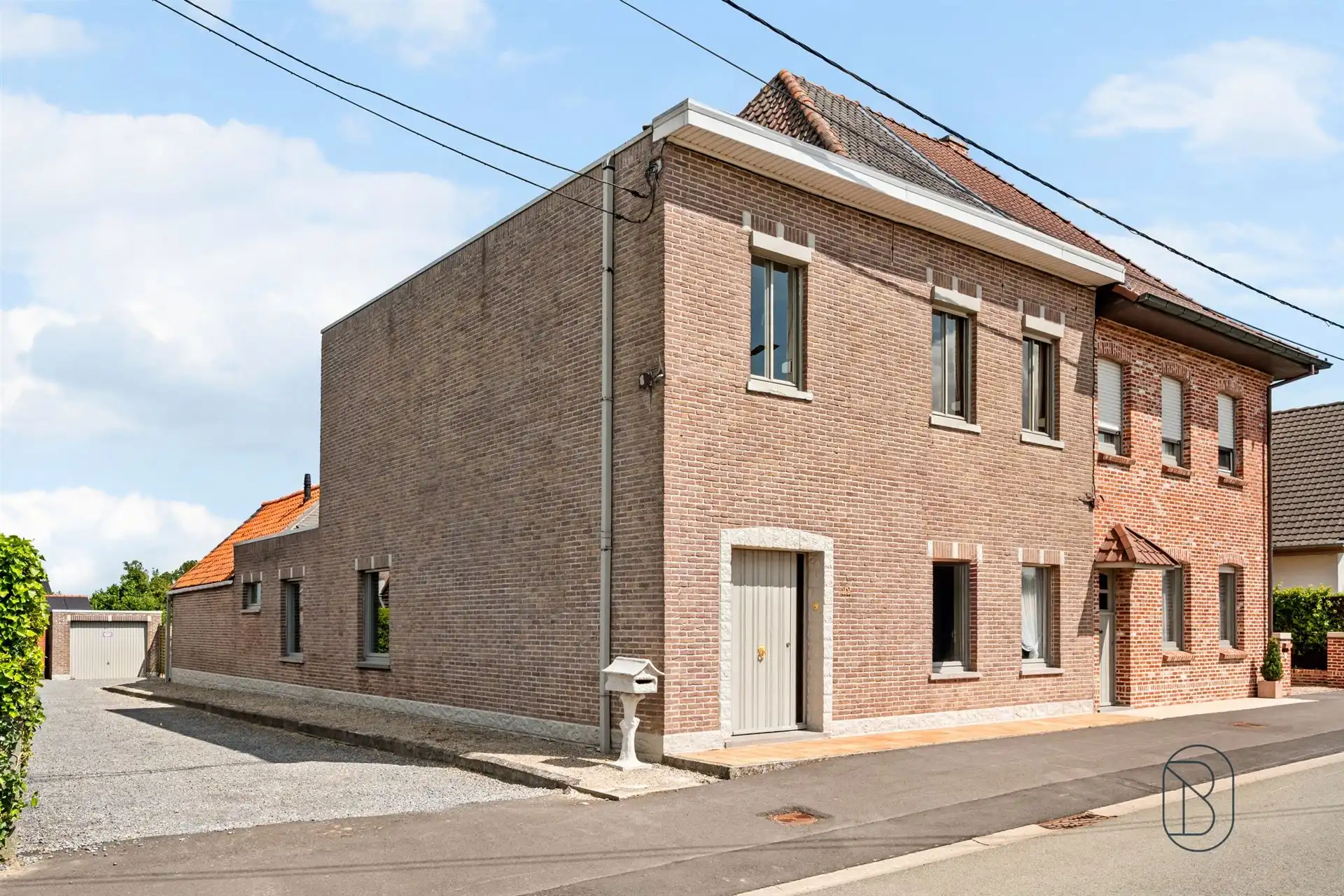 Ruime gezinswoning met 3 slpk, tuin en garage foto 2
