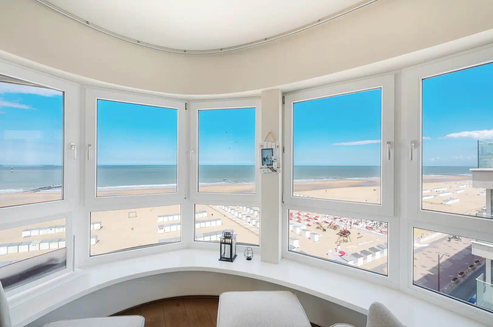 Schitterend hoekappartement in het hart van het Zoute met frontaal zeezicht. foto 9