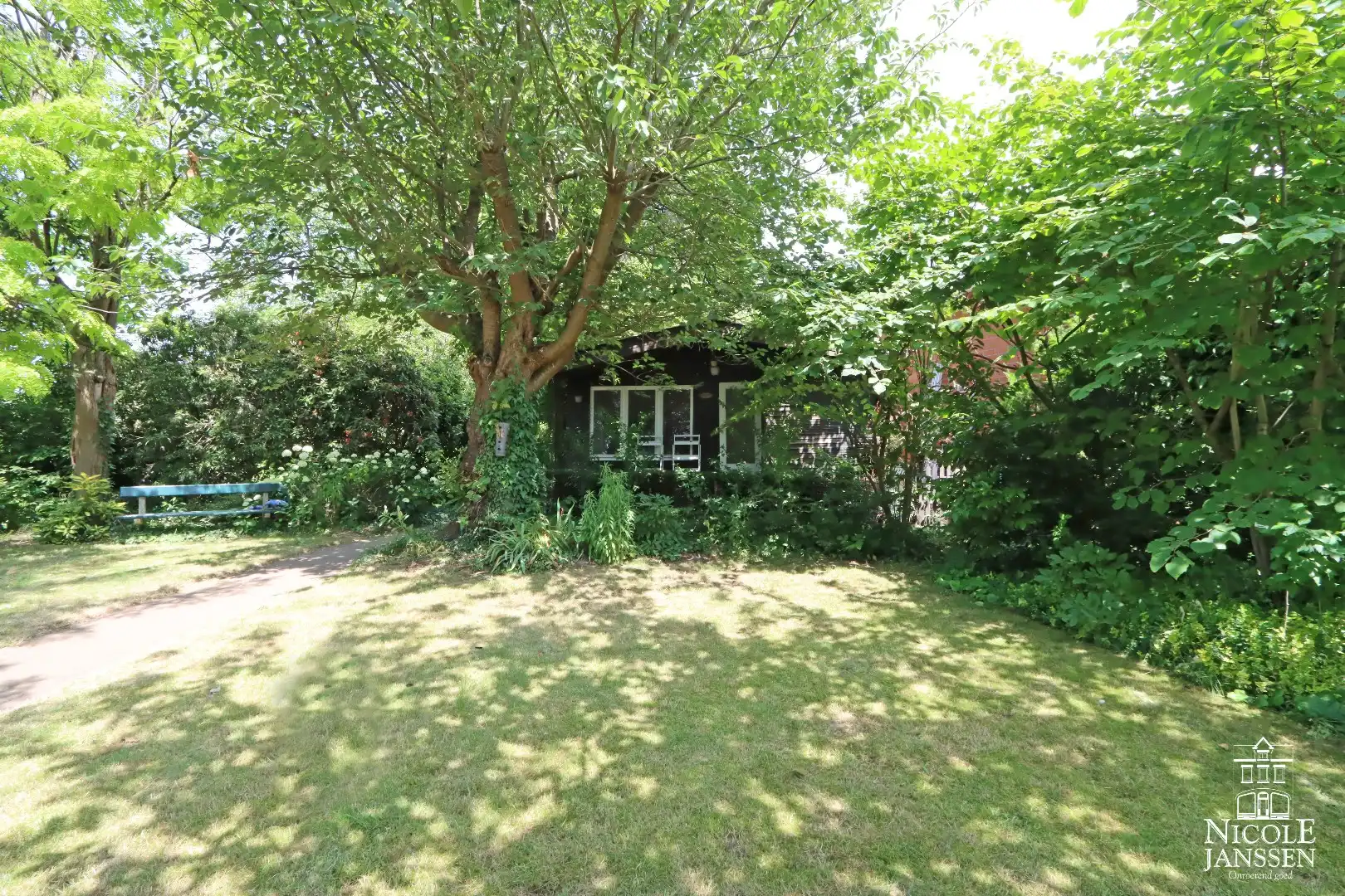 Verrassend ruime gezinswoning met prachtige diepe tuin foto 29