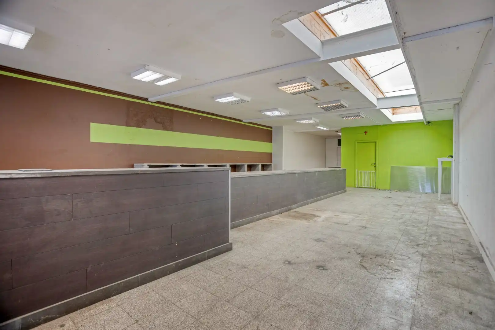 Gebouw met winkel-/kantoorruimte en ruim appartement met dakterras foto 6