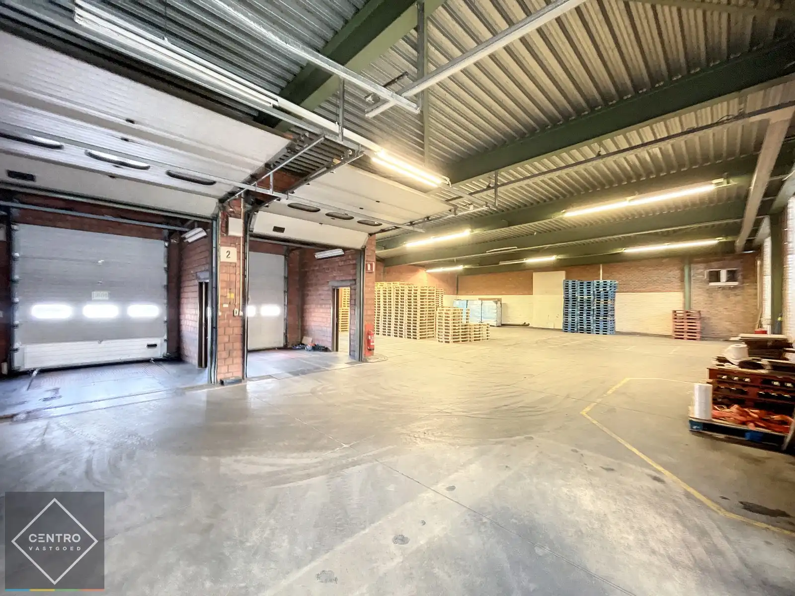 Opslagruimte (2.370,5m²) met 2 laadkaden en sectionaalpoort op industriezone "Herdersbrug" te Brugge. Vlakbij haven van Zeebrugge! foto 5