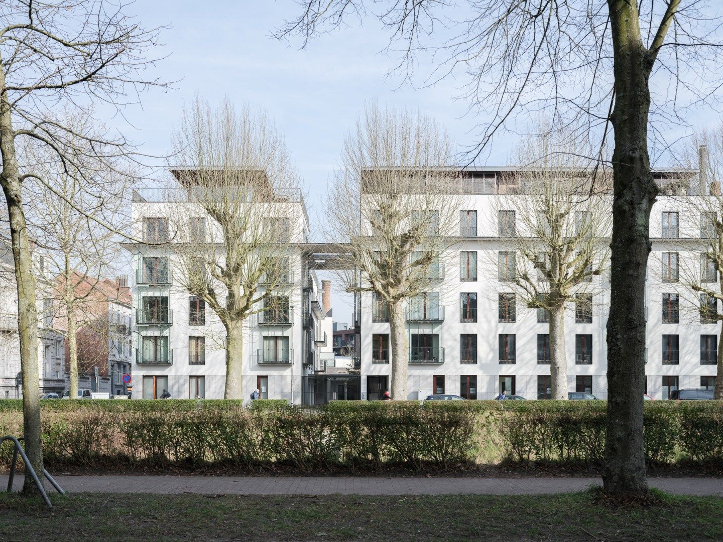 Ruim commercieel kantoor/praktijkruimte langsheen de Coupure uit 1997 met 205 m² bruikbare oppervlakte foto {{pictureIndex}}