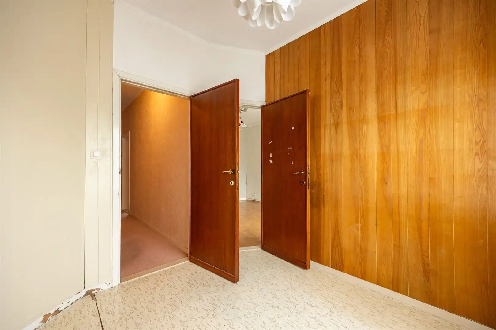 Ruime gezinswoning met zonnige tuin en renovatiepotentieel foto 13