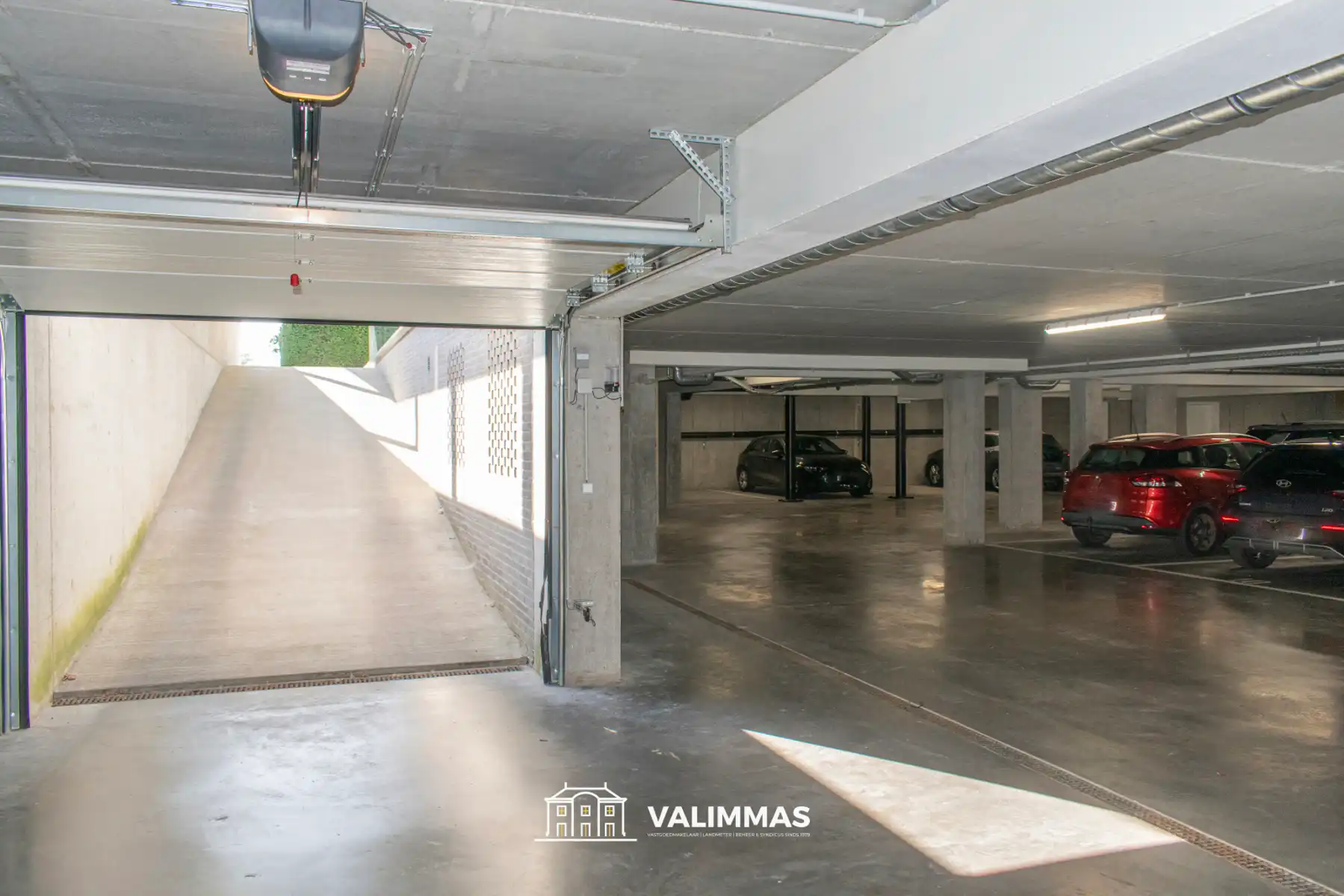 Commercieel gelijkvloers met grote kelder en 4 parkings... foto 10