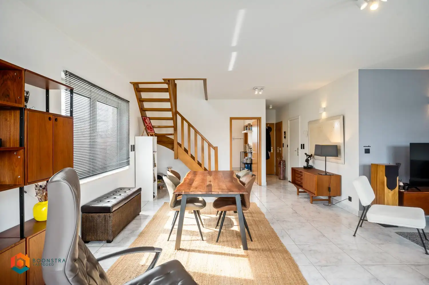 Ruim 3 slpkr app met terras, autostaanplaats en 2 garages foto 5