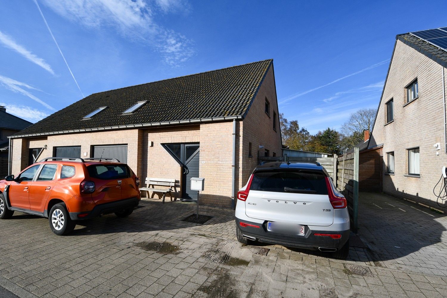 Halfopen bebouwing met inpandige garage met 3 slaapkamers foto {{pictureIndex}}
