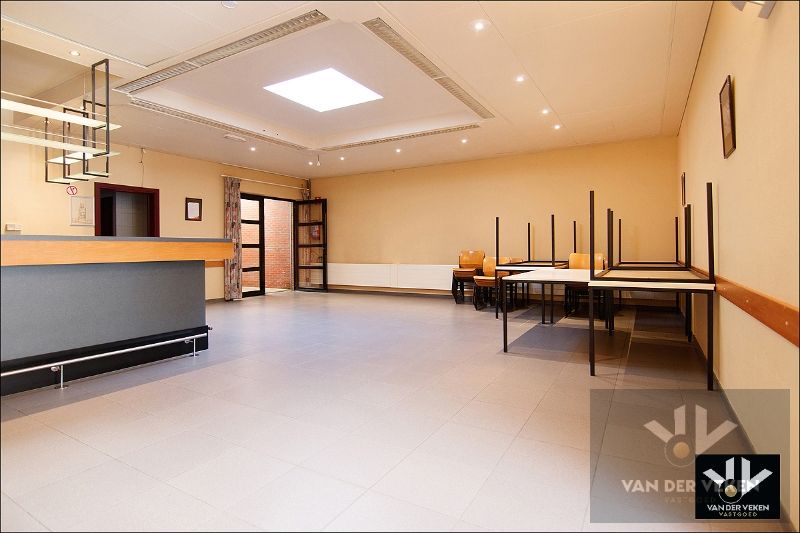 Opbrengsteigendom bestaande uit twee handelsgelijkvloersen (feestzaal/dienstencentrum en een kantoorruimte) en een duplexappartement op interessante zichtlocatie in het centrum van Paal (Beringen), op een steenworp van het op- en afrittencomplex van de autosnelweg E313! foto 11