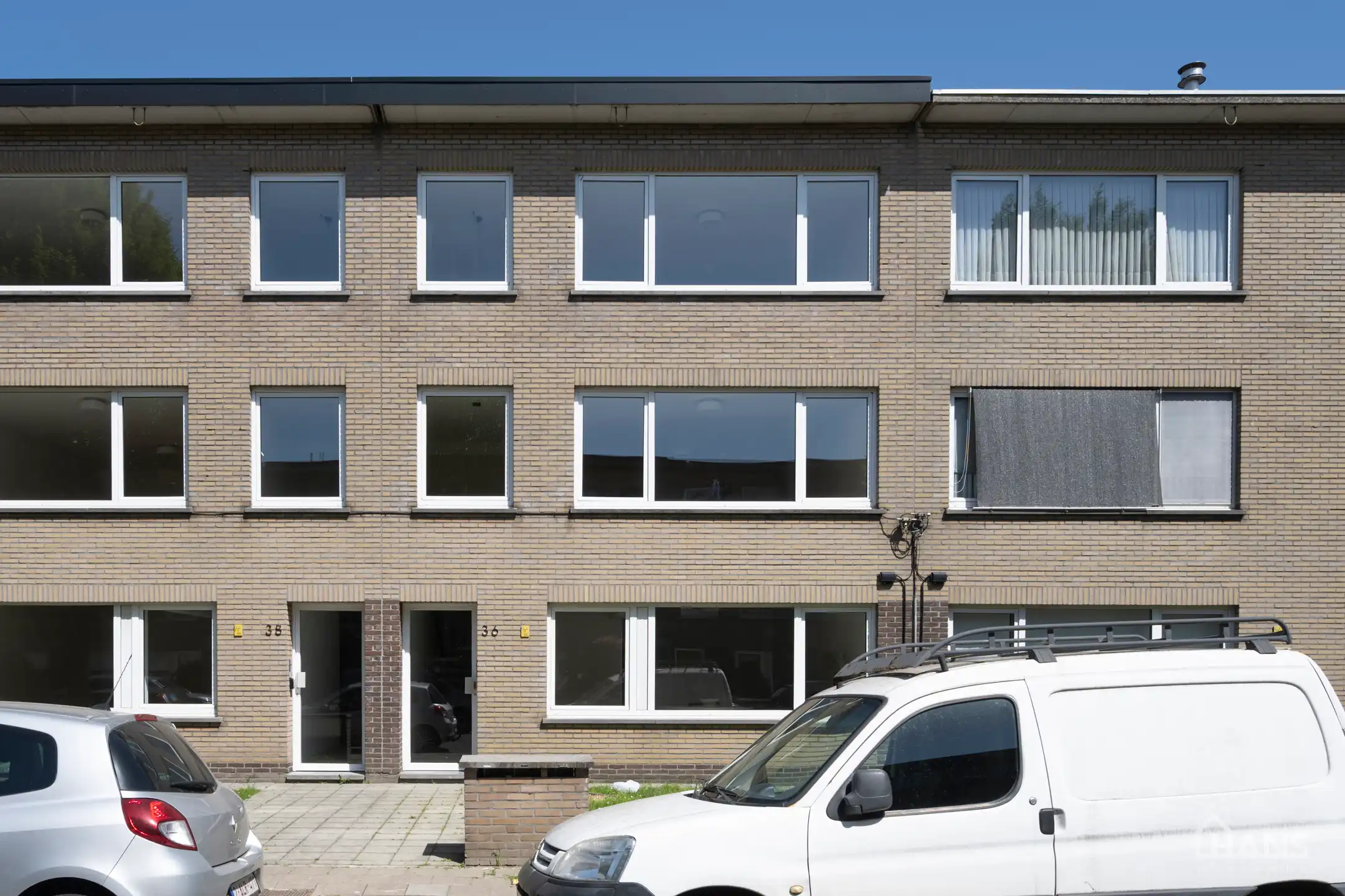 Gerenoveerd gebouw met 3 appartementen foto {{pictureIndex}}