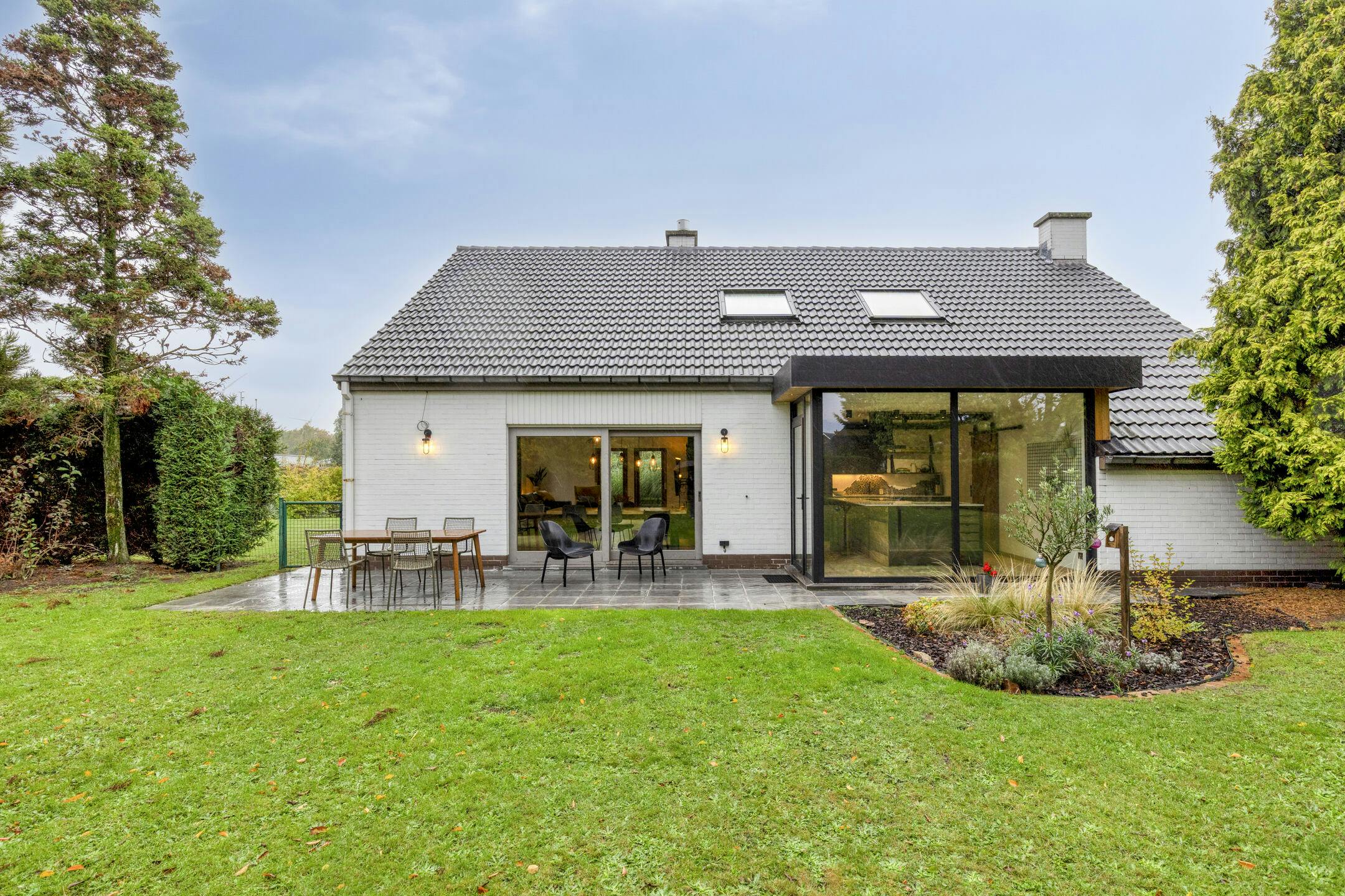 Ruime woning omgeven door groene tuin met 4 slaapkamers foto 8