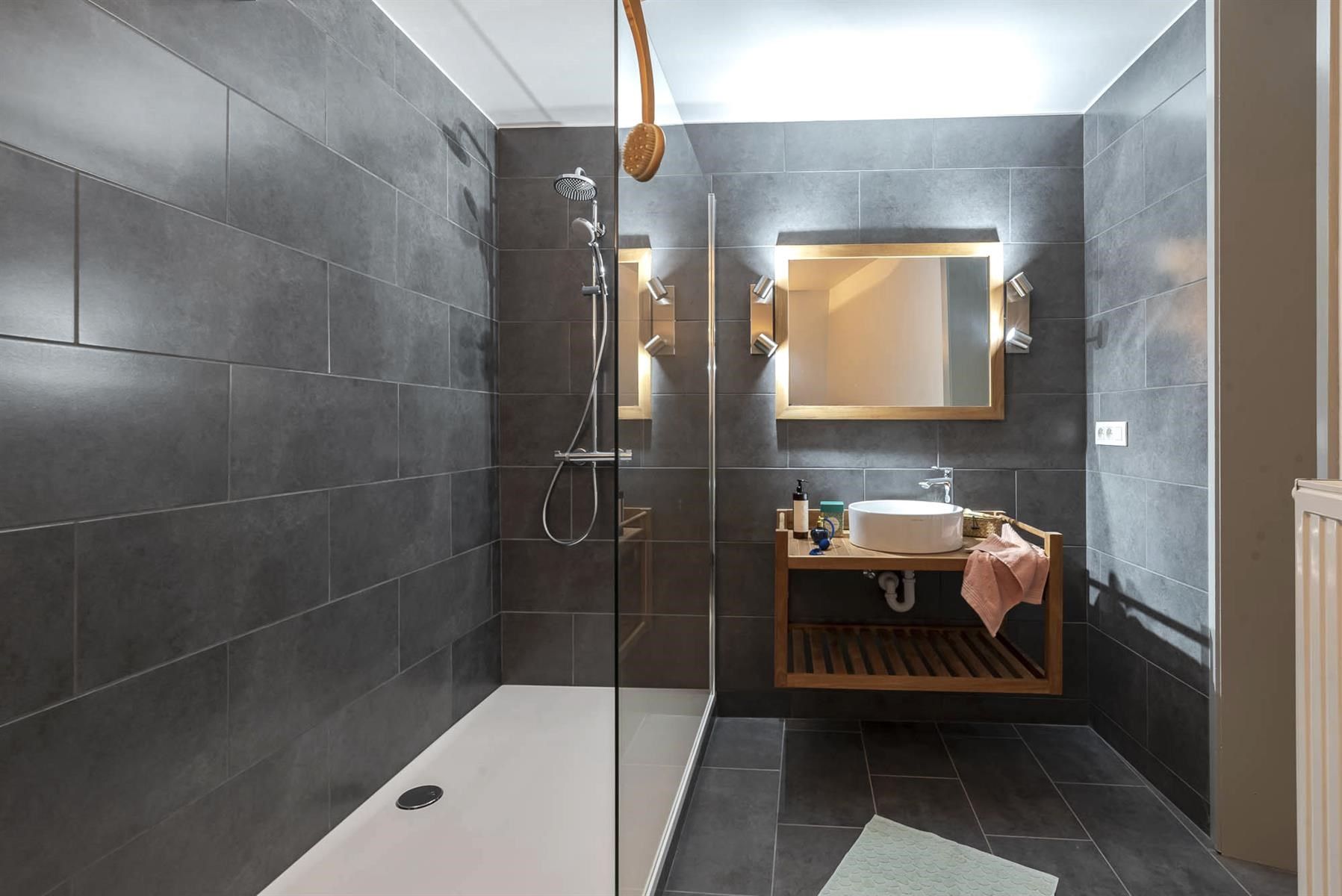 Lichtrijk en gerenoveerd hoekappartement aan Mechelsplein foto 12