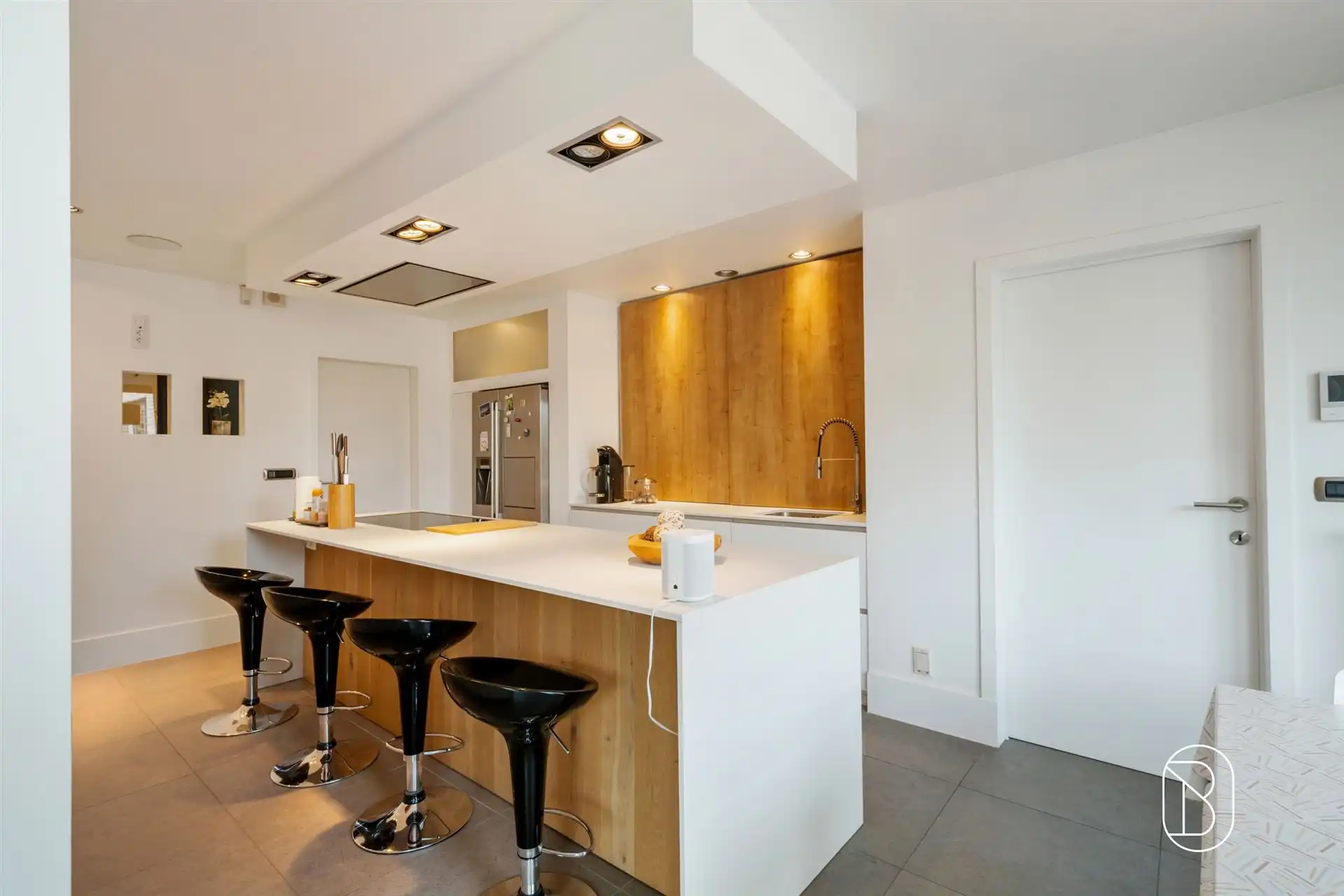 Instapklare woning met zwembad en bijgebouw foto 16