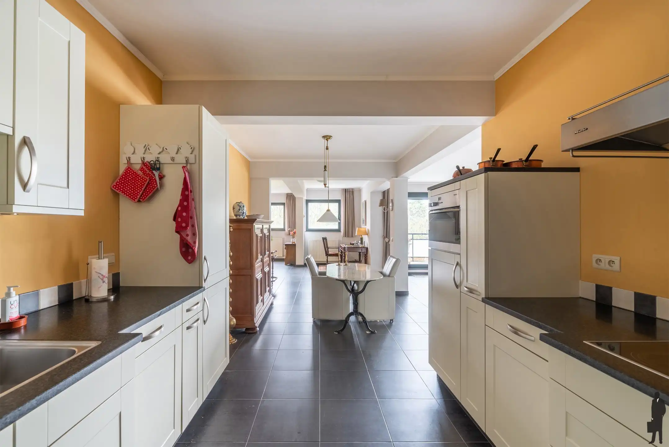 Ontdek dit uitzonderlijk ruime en goed gelegen appartement in het hart van Hoogstraten. Met een royale woonruimte van maar liefst 80 m² foto 16