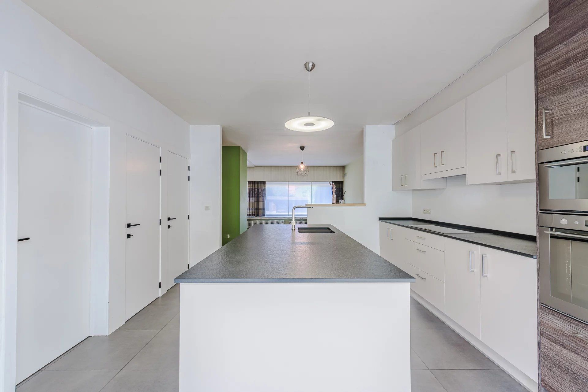 Moderne instapklare woning met 3 slaapkamers op mooi perceel. foto 12