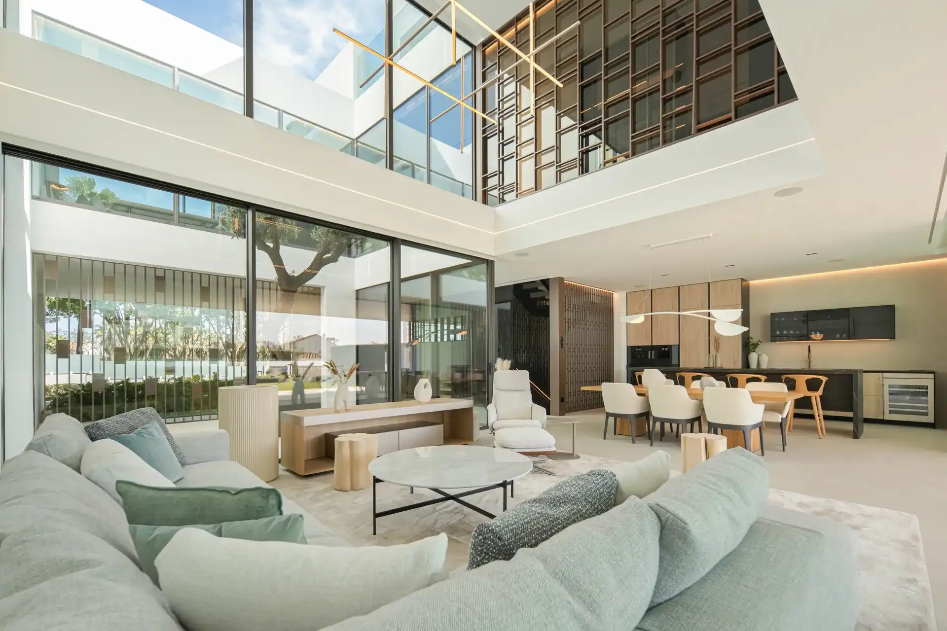 Exclusieve villa met resortgevoel in het meest prestigieuze deel van Marbella foto 7