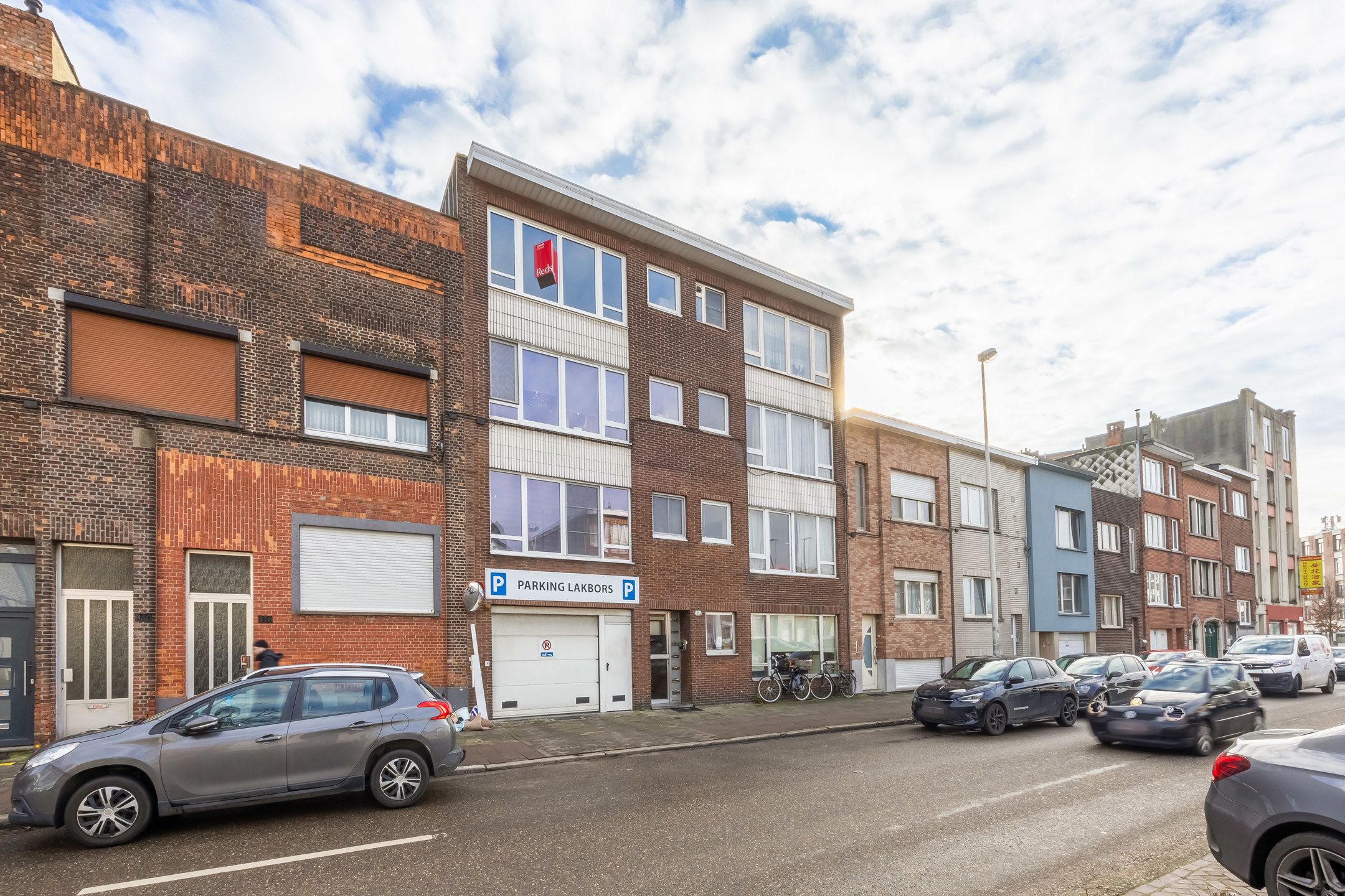 Appartement in Deurne met Renovatiepotentieel foto 2