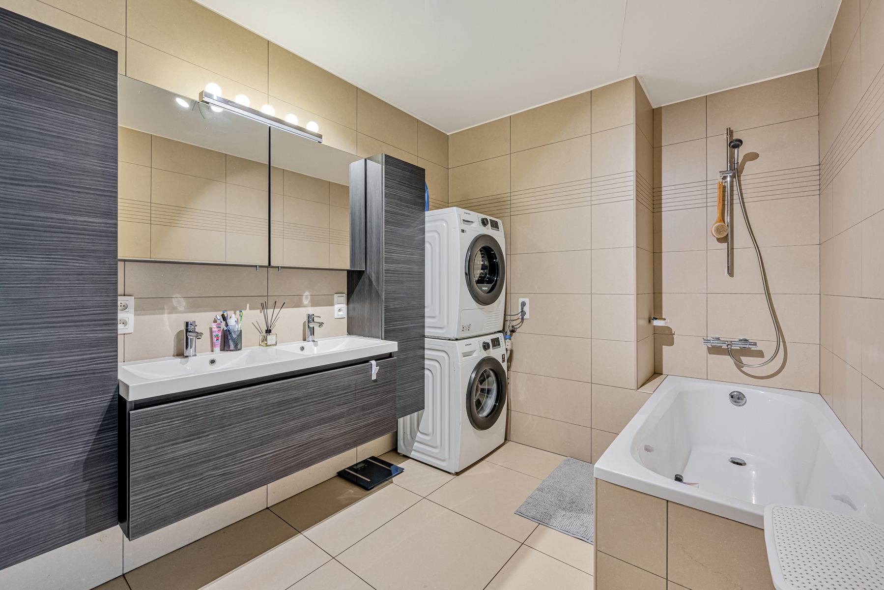 Gelijkvloers, gerenoveerd appartement met twee slaapkamers foto 12