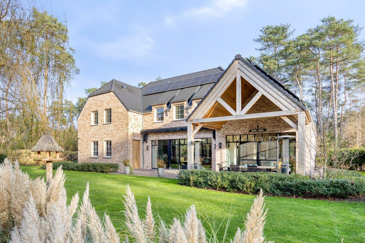 Ruim ingedeelde en kwalitatief afgewerkte villa op een mooi perceel met naastgelegen bouwgrond. foto 2