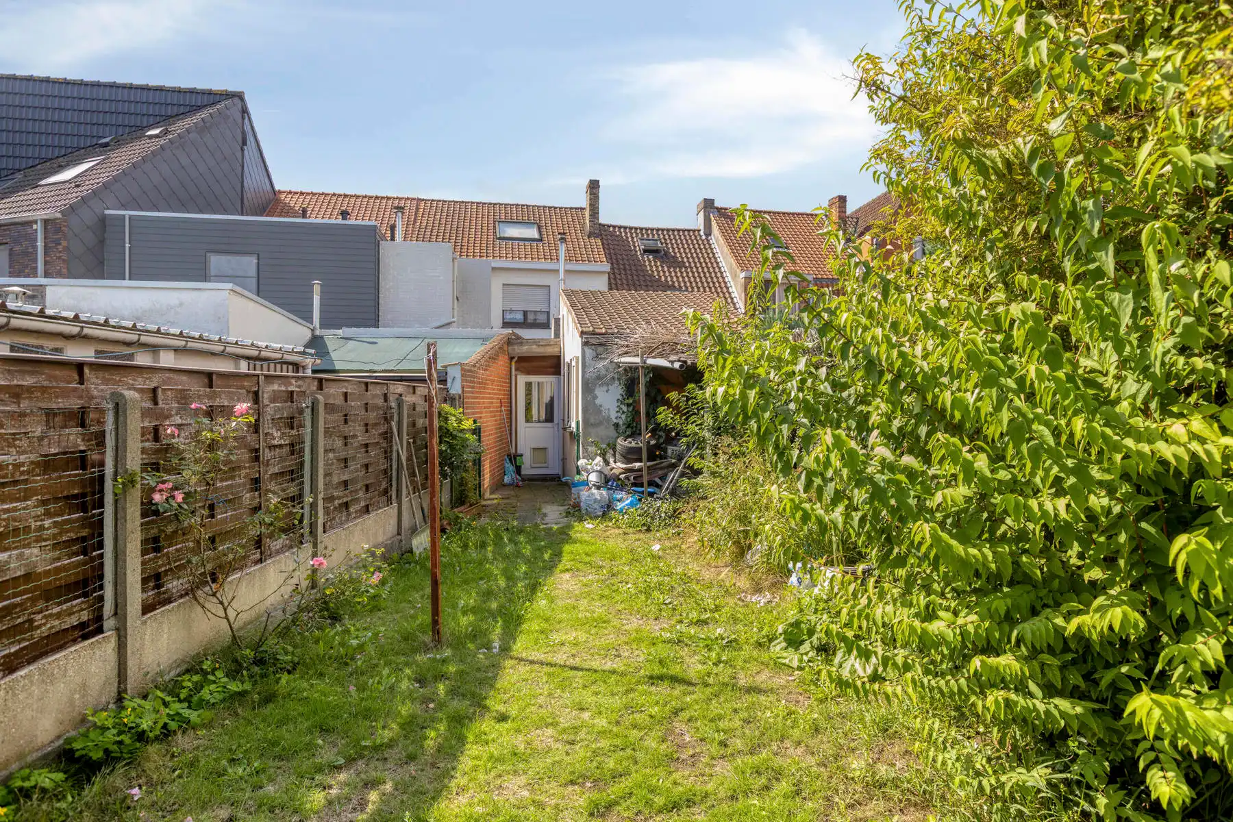 Op te frissen woning met tuin foto 15