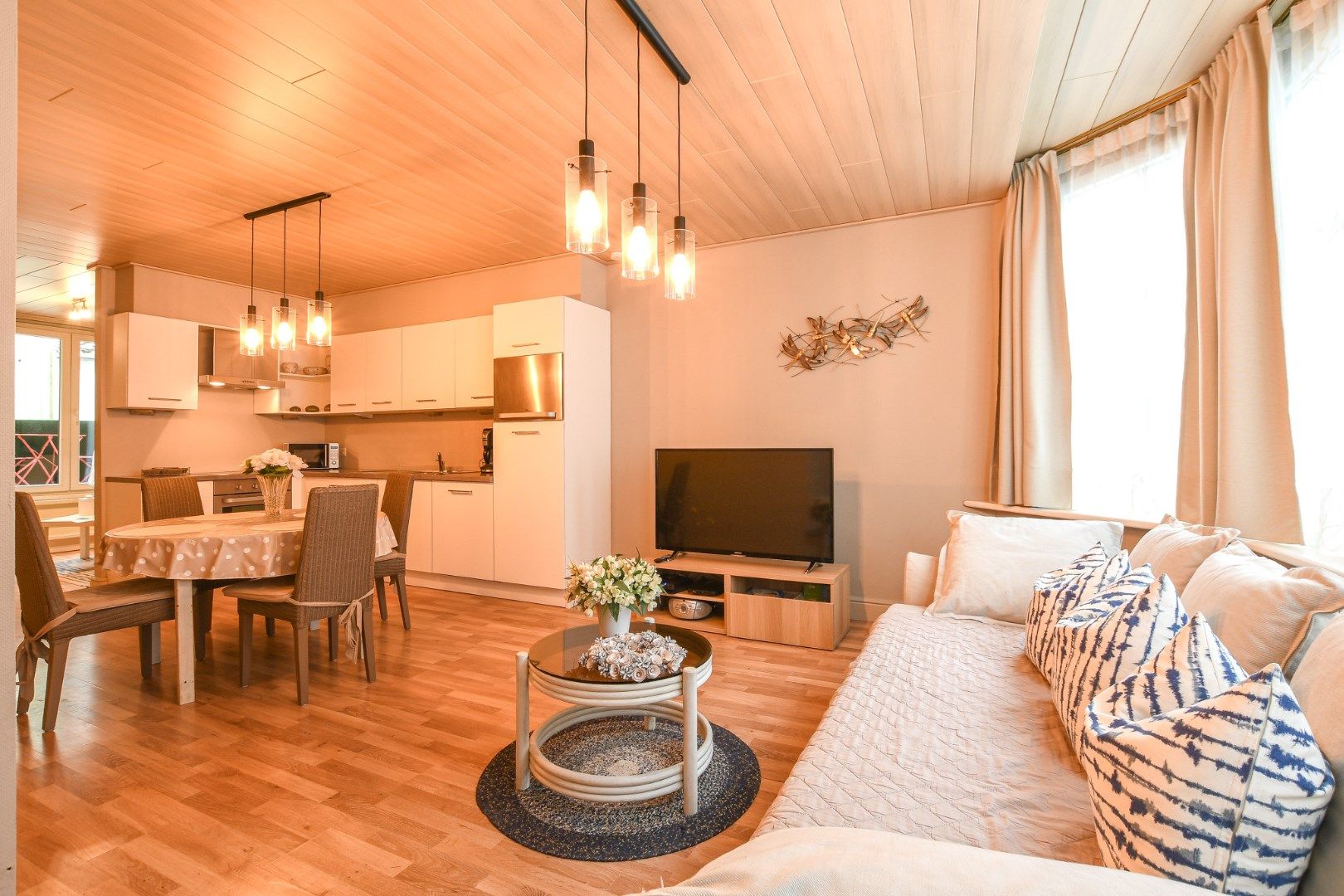 Opbrengsteigendom met 2 ruime appartementen en handelszaak op toplocatie! foto 3