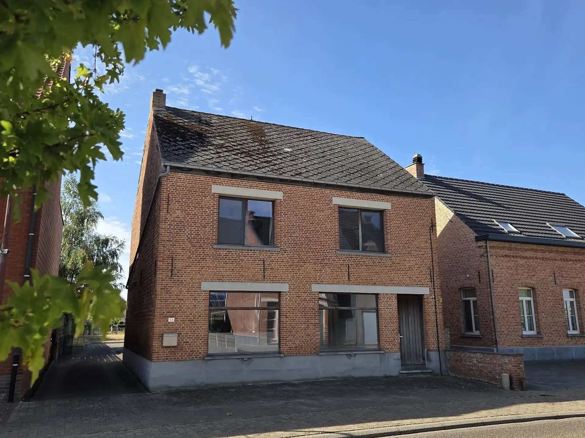 Charmante instapklare woning met zuidgerichte tuin op 1160 m² foto {{pictureIndex}}