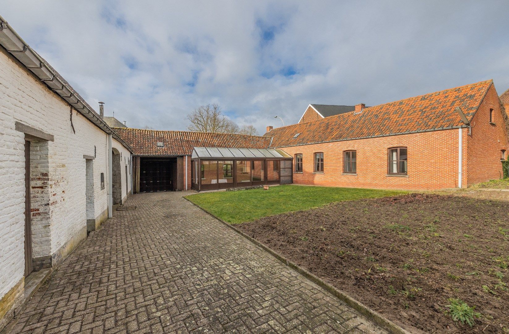 Unieke hoeve in de dorpskern van Steenhuize foto 3