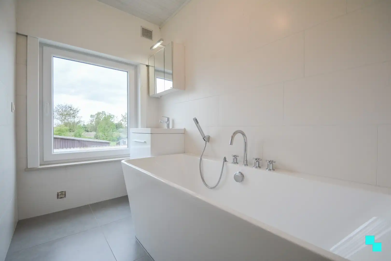 Gerenoveerde woning met twee slaapkamers en ruime garage foto 22