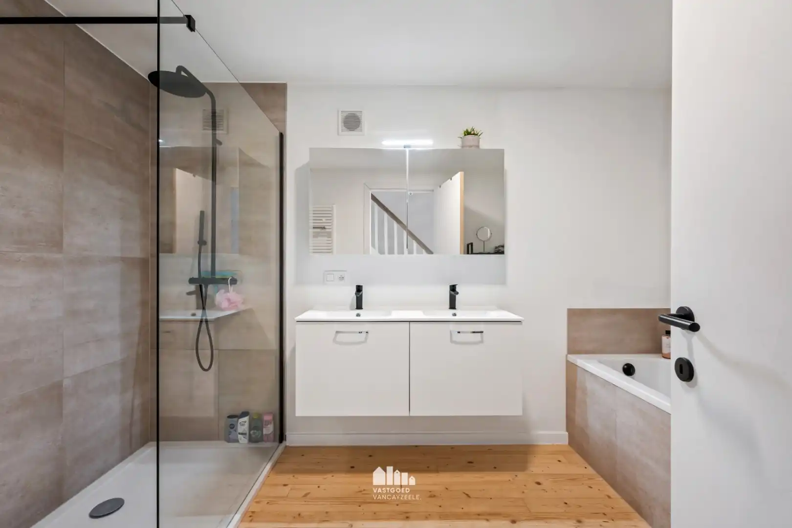 Volledig gerenoveerde woning met 5 slaapkamers, zonnige tuin en garage foto 23