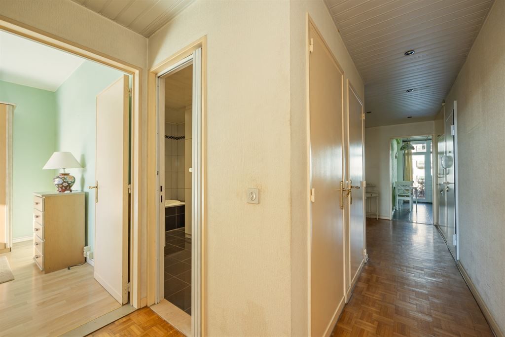 Ruim, instapklaar appartement (107m²) met visgraatparket en zuidgericht terras. foto 9