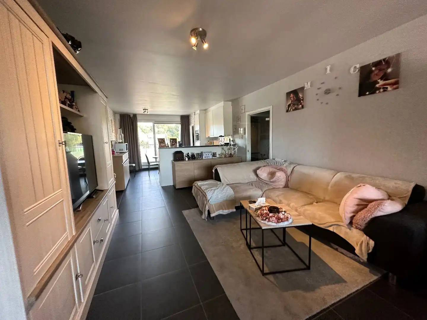 Ruim appartement met twee slaapkamers op de Markt van Houthulst foto 2