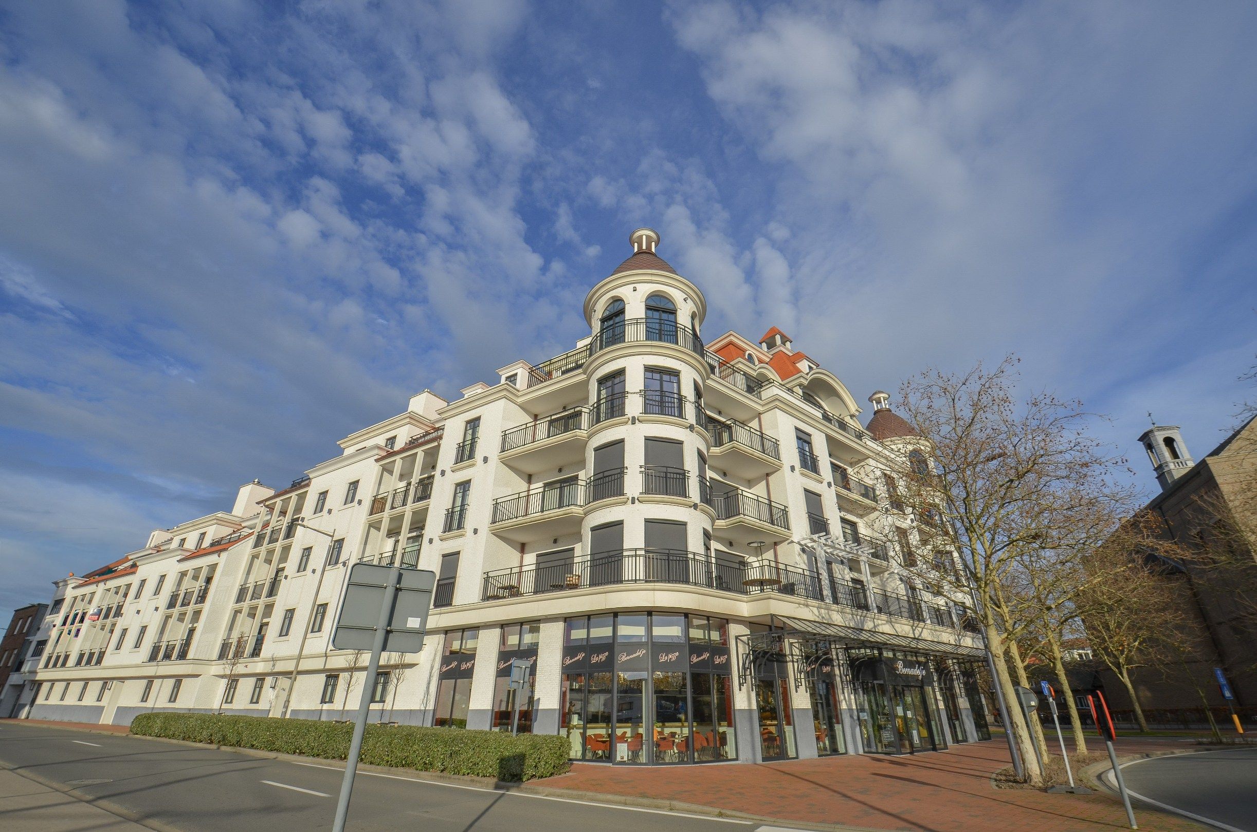 Appartement met gevelbreedte van ongeveer 5,2 meter en een ruim zonnig terras. foto 3