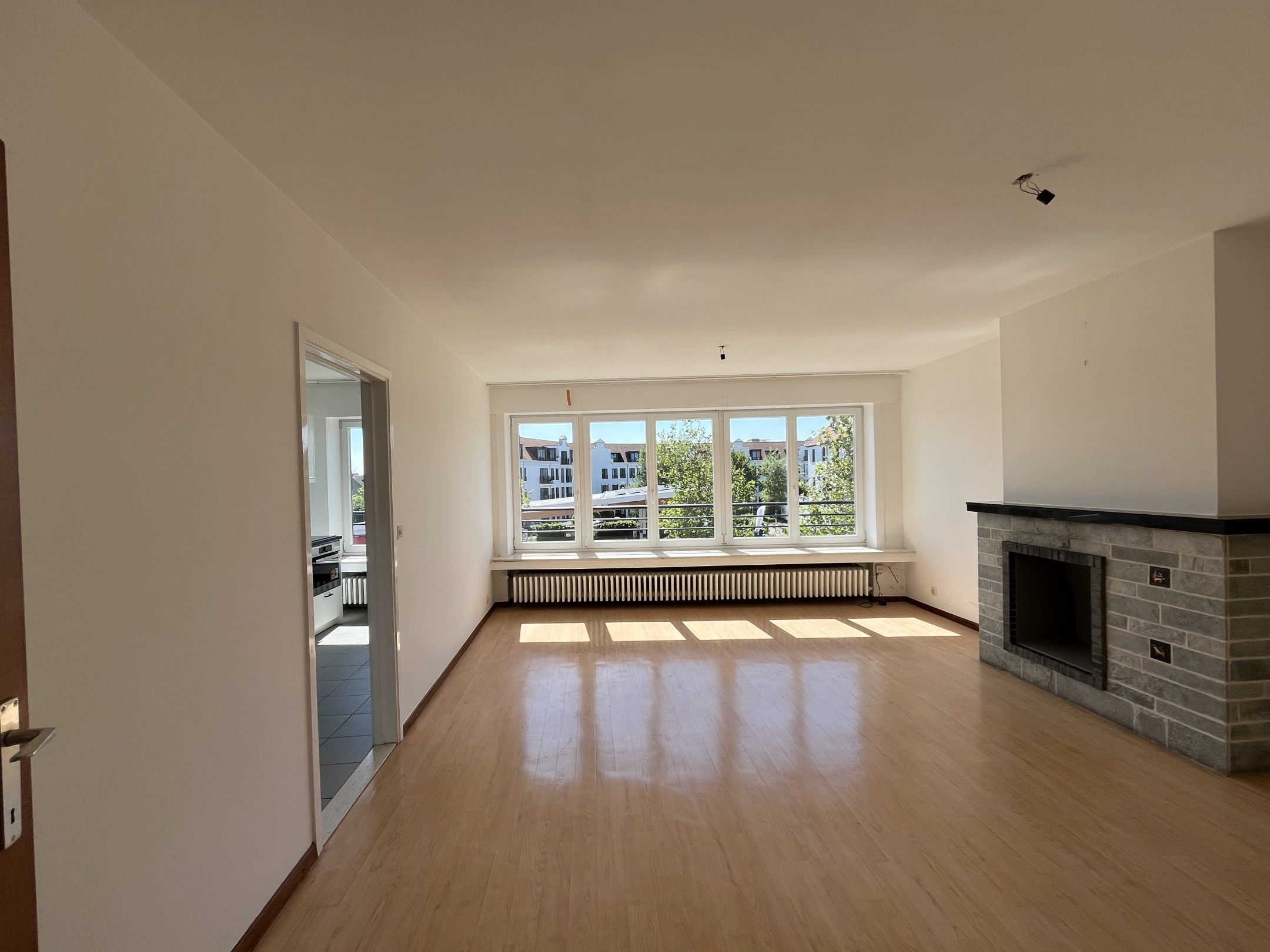 Te renoveren appartement genietend van open zichten, vlakbij het centrum van Knokke. foto 3