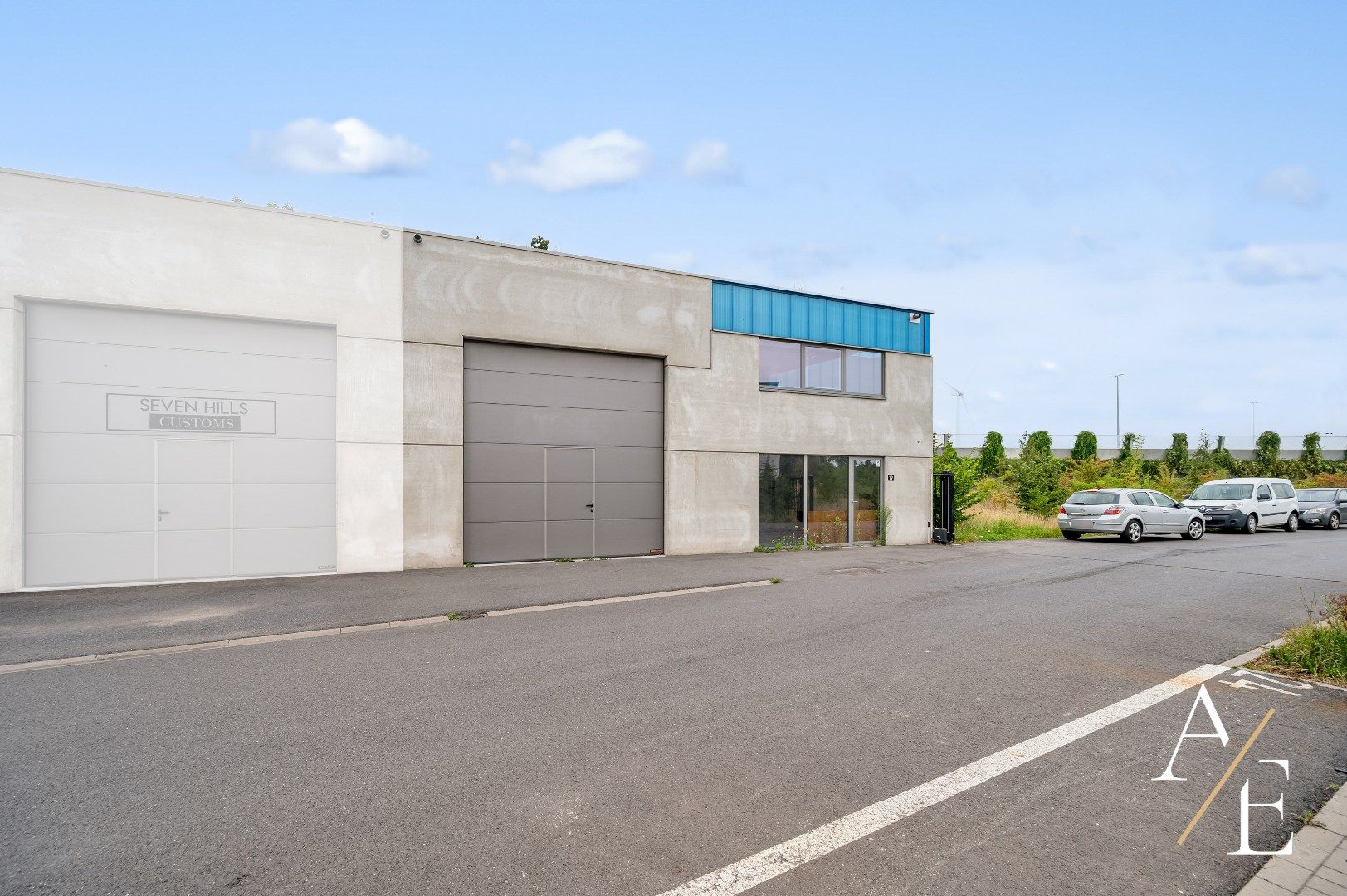 OOSTAKKER - Strategisch gelegen kmo unit van 198m² met showroom en bureau foto {{pictureIndex}}
