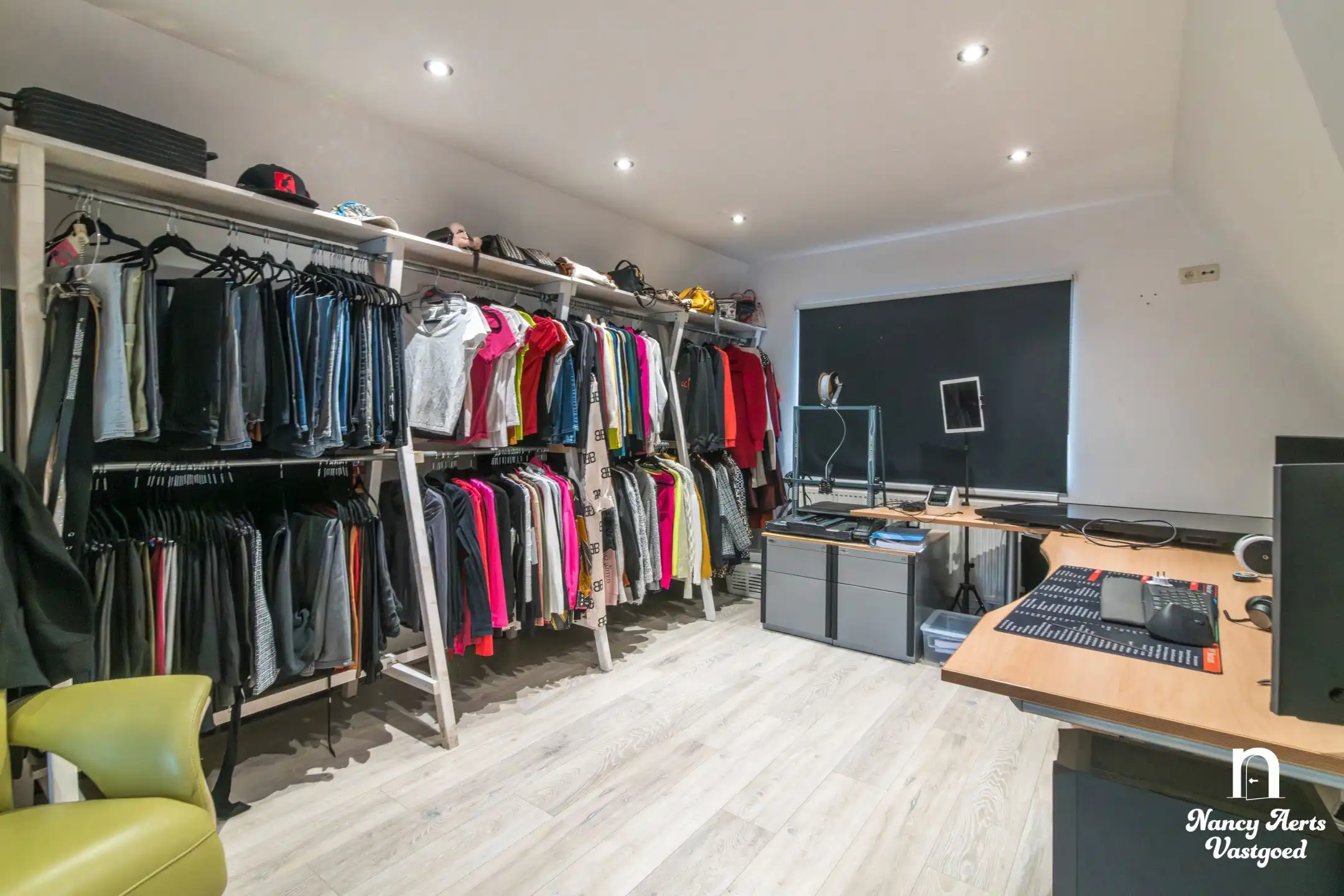Veelzijdige woning met royale ruimtes en zwembad foto 12