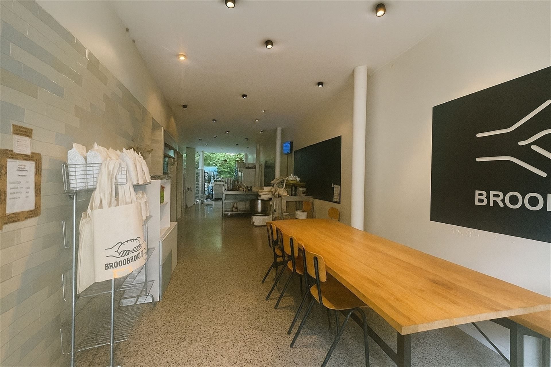 Instapklaar handelspand nabij station, burelen en stadscentrum. foto 3