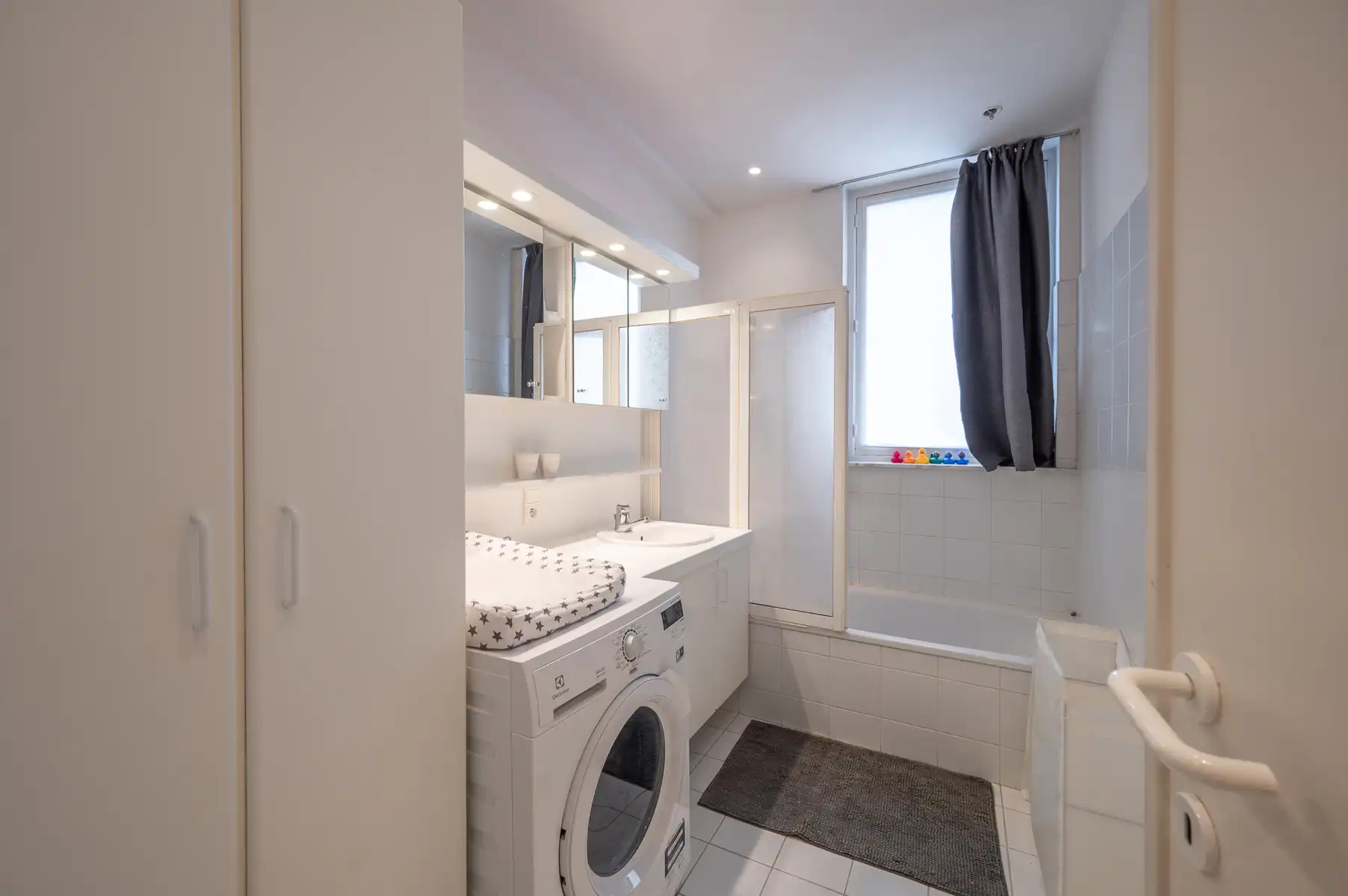 Mooi ongemeubeld appartement met frontaal zeezicht  foto 10