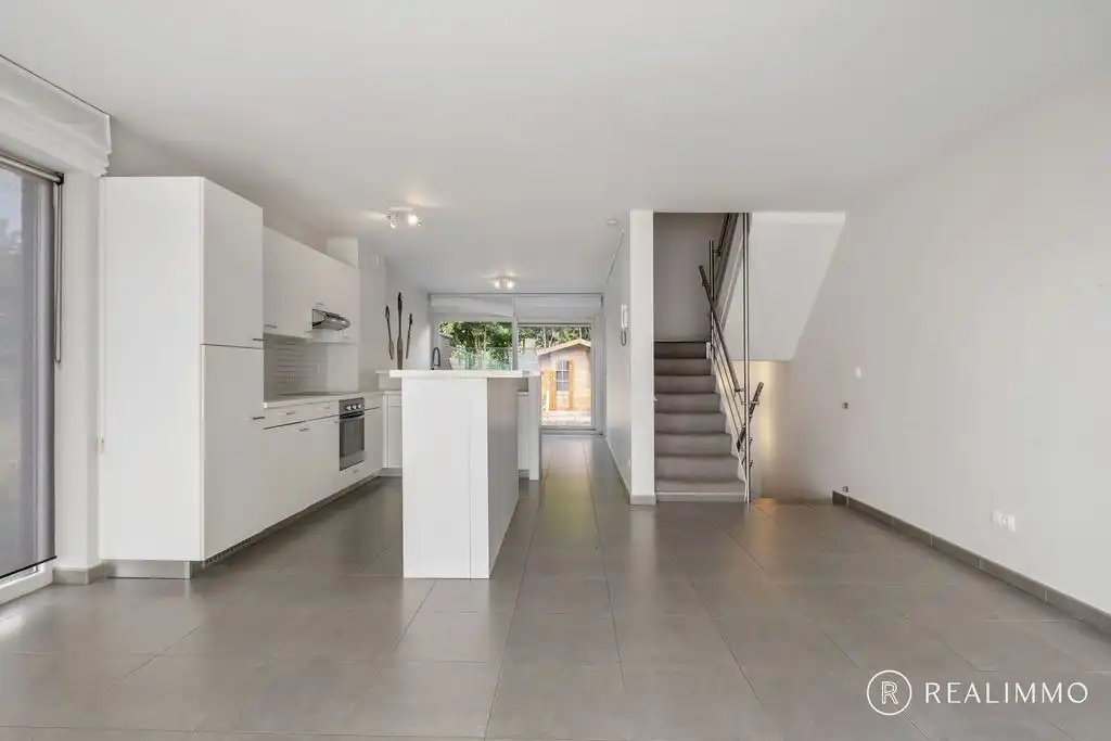 Recente halfopen bebouwing (2017) met tuin, terras en uitweg in rustige wijk foto 8