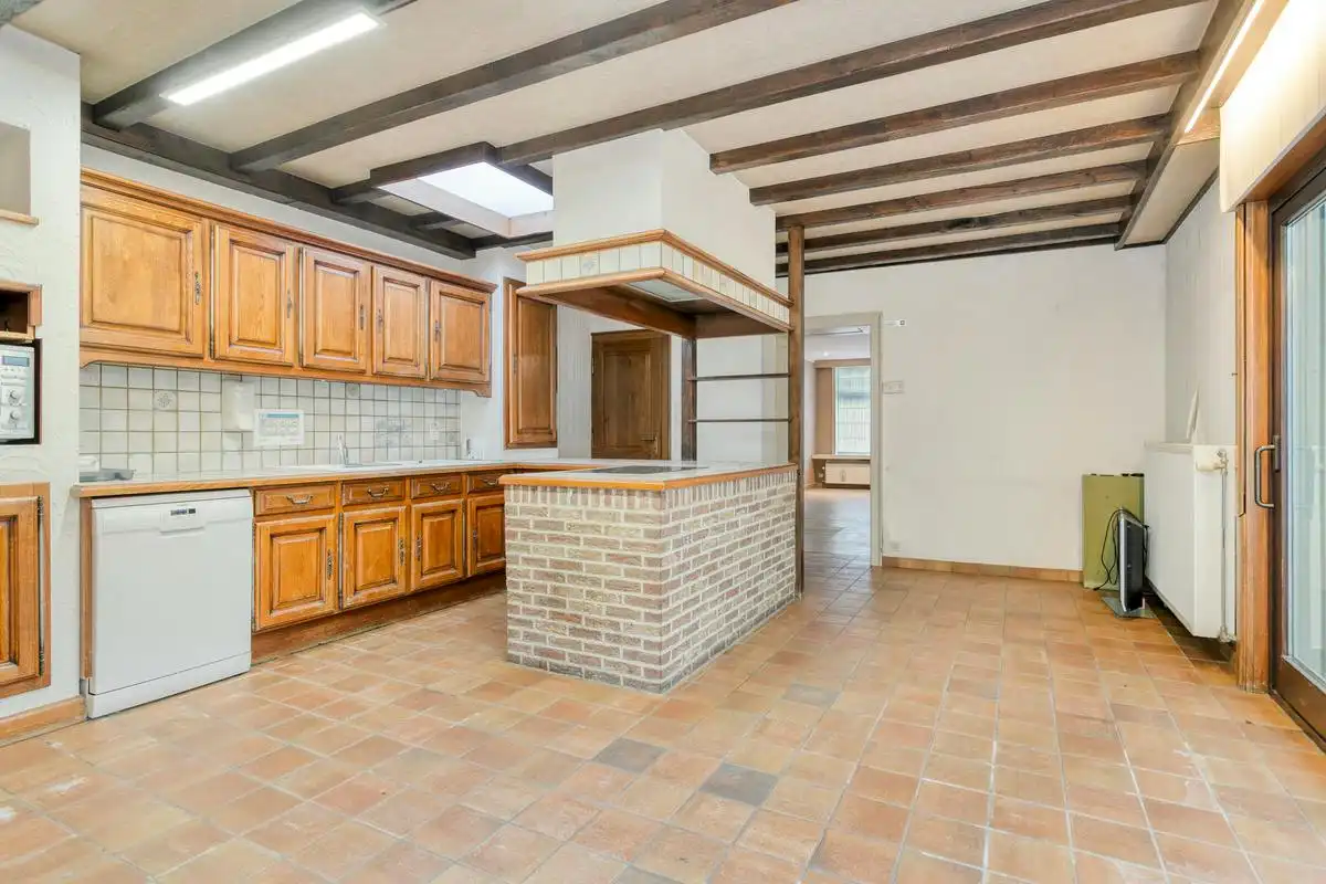 Magazijn van circa 1.285 m² met woning te koop in Bellegem foto 6