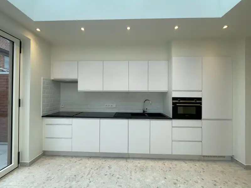Totaal gerenoveerde woning met terras nabij UZ Gent foto 7