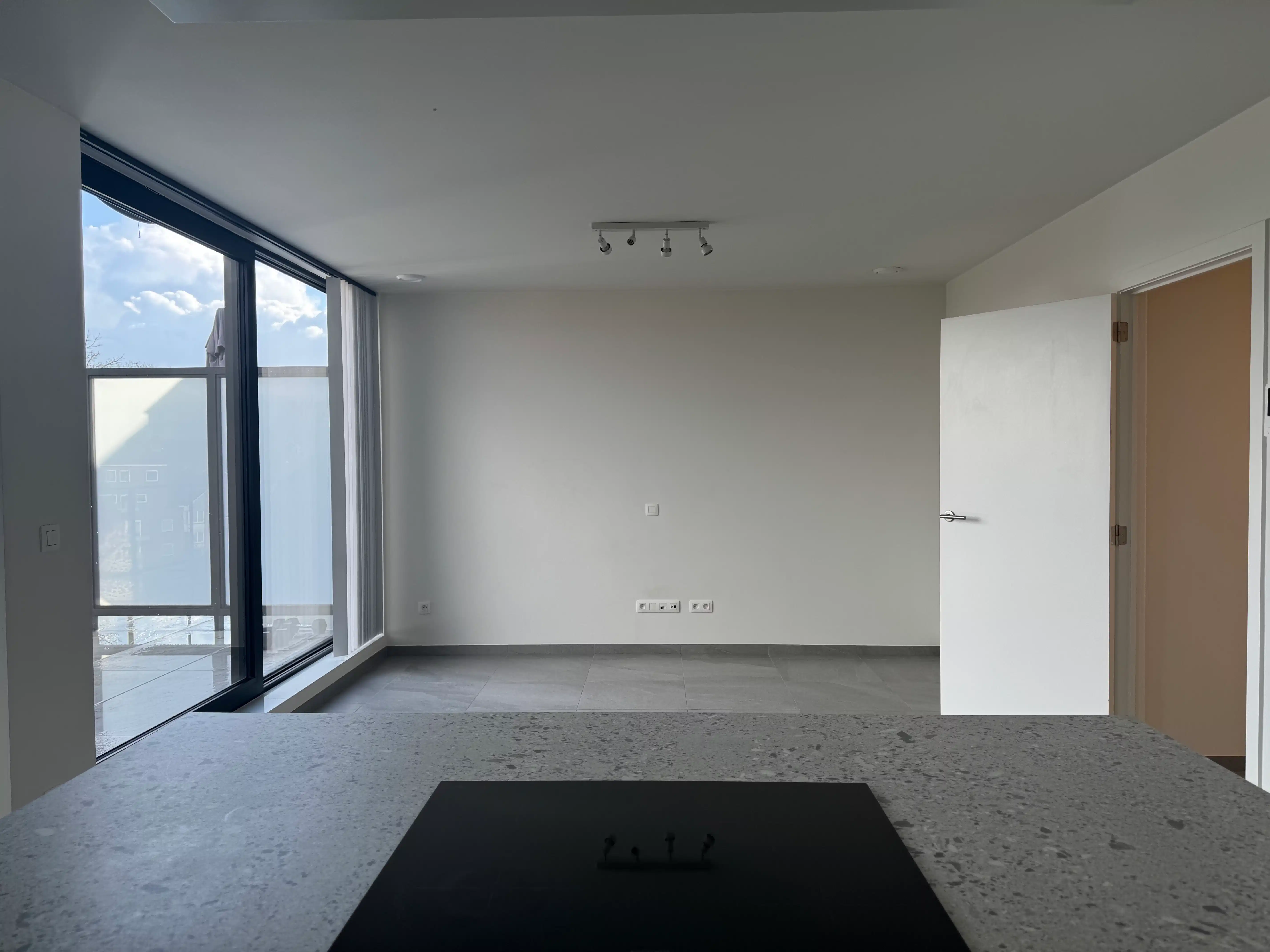 Modern appartement met 1 slaapkamer en een ruim terras foto 5