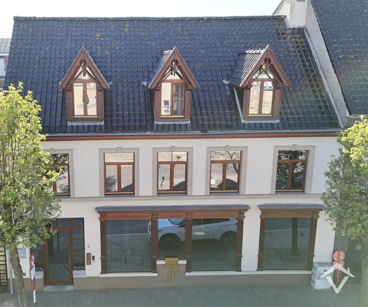 Deze instapklare handelswoning is gelegen in het centrum op een commerciële topligging op de markt van Koekelare foto {{pictureIndex}}