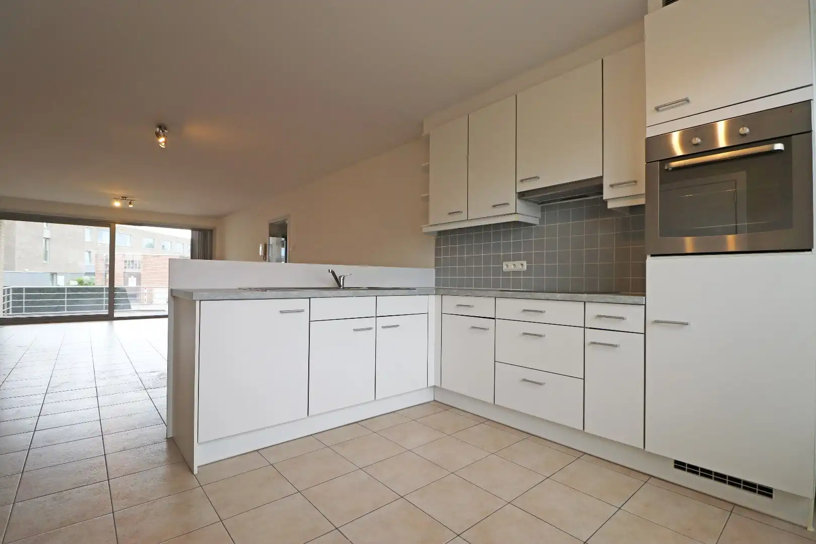 Verzorgd appartement met autostaanplaats foto 4