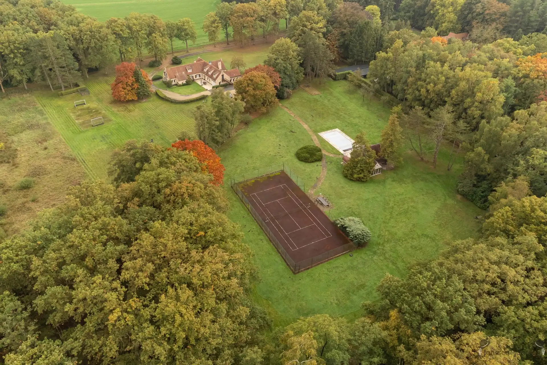 domein van ca.20 ha met 2 woningen foto 9