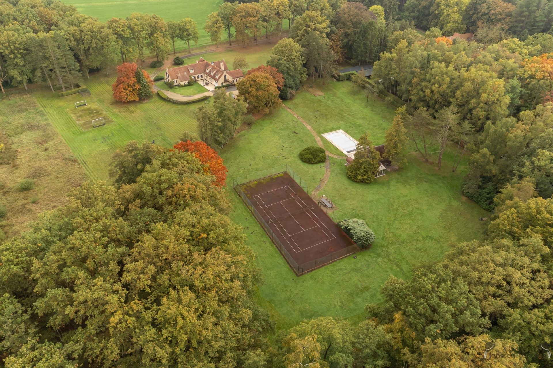 domein van ca.22 ha met 2 woningen foto 9