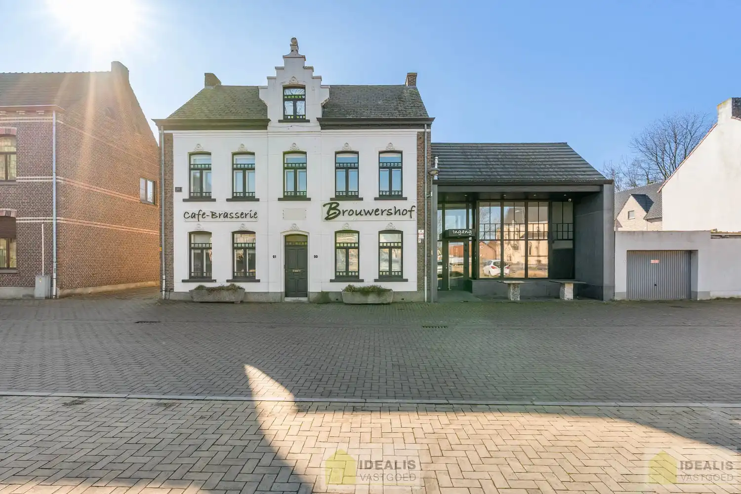 IDEALIS VASTGOED - Gerenoveerd duplex appartement gelegen op het Itterplein in het Brouwershof, kortom wonen op een unieke locatie in een pand met een rijke geschiedenis!! Dit ruime duplexappartement omvat maar liefst ca.155m² bewoonbare oppervlakte en voorzien van een ruime woonkamer met aansluitend keuken, badkamer voorzien van bad en douche, 3 slaapkamers en ruim dakterras. Uiterst geschikt voor kandidaten op zoek naar een instapklaar duplex appartement op een toplocatie midden in hartje Opitter, Bree! foto 2