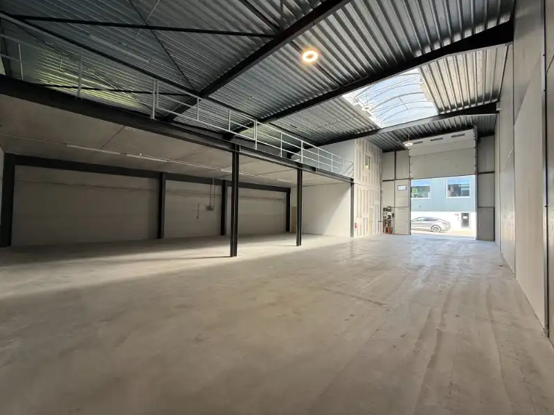 Magazijn van 288 m² +  mezzanine 160 m² en 2 parkeerplaatsen + buitenopslag foto 3
