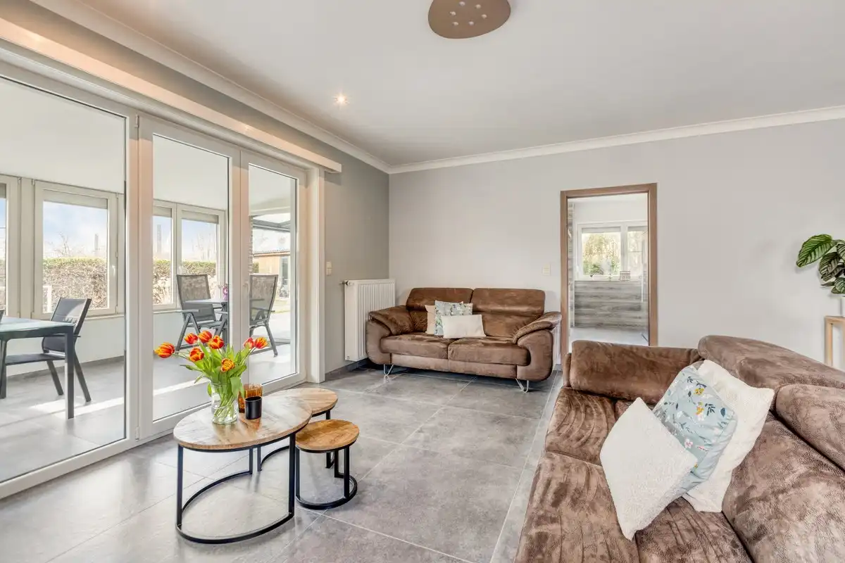 Instapklare villa met 3 slaapkamers, grote bureelkamer en garages foto 7