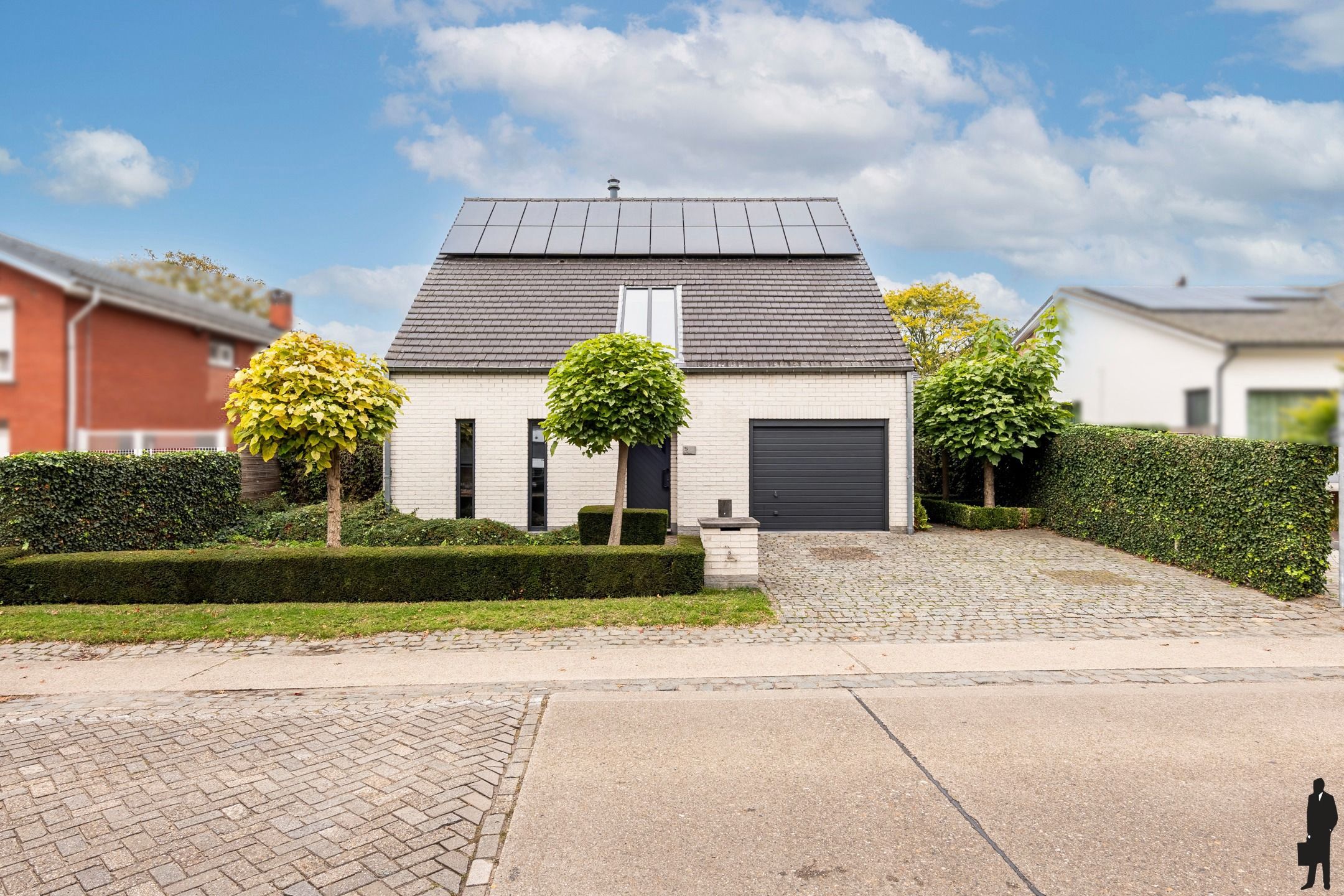 Instapklare gezinswoning met 3slks, tuin en garage op 563 m² foto {{pictureIndex}}